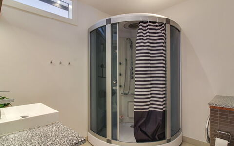 Varnava - 200M from the Sea: Pavimentazione, Idraulico Fixture, Pavimento, Interior Design, Bagno, Gabinetto, Idraulico, Lavello, Mobiletto Del Bagno, Rubinetto