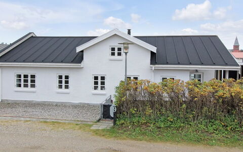 Norman - 150M from the Sea: Finestra, Tetto, Casa, Casa, Raccordo, Zona Residenziale, Villetta, Pendenza, Dipingere