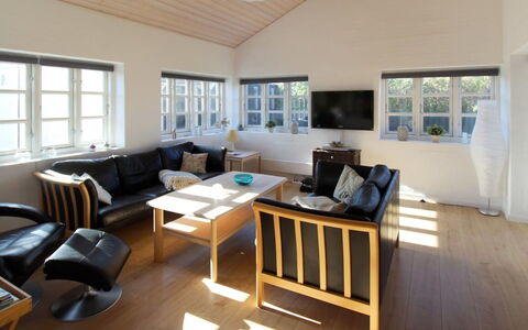 Norman - 150M from the Sea: Interior Design, Pavimentazione, Legna, Pavimento, Mobilia, Soffitto, Divano, Soggiorno, Casa, Camera
