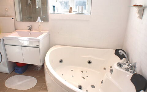 Norman - 150M from the Sea: Bagno, Idraulico Fixture, Vasca Da Bagno, Interior Design, Rubinetto, Lavello, Pavimentazione, Lavandino Del Bagno, Pavimento, Idraulico