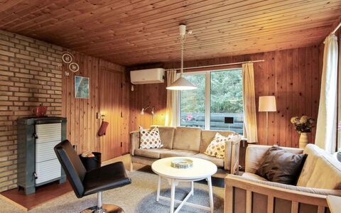 Arie - 500M from the Sea: Mobilia, Interior Design, Sedia, Pavimentazione, Tavolo, Ricorrere, Pavimento, Soffitto, Camera, Eco Hotel