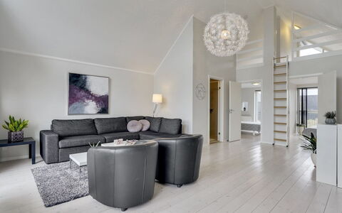 Katharine - 600M from the Sea: Interior Design, Soffitto, Pavimentazione, Divano, Soggiorno, Mobilia, Casa, Pavimento, Illuminazione, Lampada