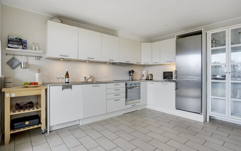 Katharine - 600M from the Sea: Cucina, Elettrodomestico Da Cucina, Pavimentazione, Controsoffitto, Apparecchio Major, Pavimento, Interior Design, Cabinetry, Soffitto, Mobilia