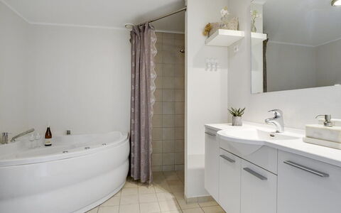 Katharine - 600M from the Sea: Interior Design, Pavimentazione, Pavimento, Idraulico Fixture, Bagno, Soffitto, Rubinetto, Lavello, Mobiletto Del Bagno, Idraulico