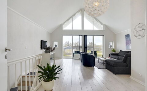 Katharine - 600M from the Sea: Legna, Soffitto, Pavimentazione, Mobilia, Interior Design, Casa, Pavimento In Legno, Pavimento, Sedia, Soggiorno