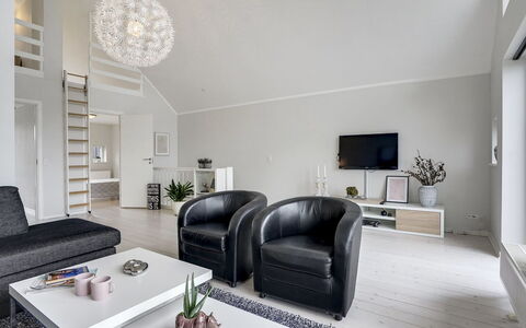 Katharine - 600M from the Sea: Interior Design, Divano, Soffitto, Mobilia, Soggiorno, Pavimentazione, Casa, Pavimento, Illuminazione, Lampada