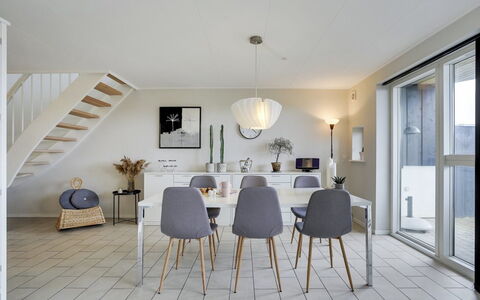 Katharine - 600M from the Sea: Mobilia, Interior Design, Pavimentazione, Pavimento, Sedia, Legna, Tavolo, Cucina & Sala Da Pranzo Tavolo, Sala Da Pranzo, Soffitto