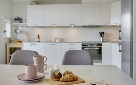 Katharine - 600M from the Sea: Mobilia, Interior Design, Pavimentazione, Controsoffitto, Cucina, Elettrodomestico Da Cucina, Pavimento, Cabinetry, Soffitto, Camera