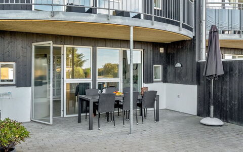 Katharine - 600M from the Sea: Pavimento, Appartamento, Balcone, Corrimano, Sedia, Portico, Latifoglie, Shade, Deck, Pavimento In Legno
