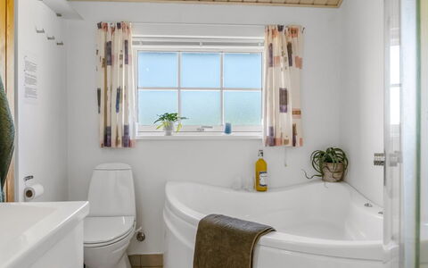 Anya - 650M from the Sea: Idraulico Fixture, Interior Design, Vasca Da Bagno, Soffitto, Pavimentazione, Bagno, Pavimento, Idraulico, Casa, Rubinetto