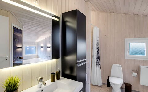 Tinja - 700M from the Sea: Interior Design, Pavimentazione, Pavimento, Idraulico Fixture, Legna, Lavello, Soffitto, Lavandino Del Bagno, Rubinetto, Bagno