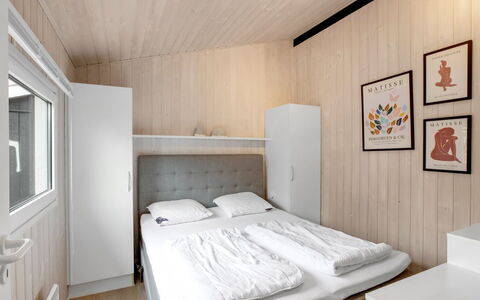 Tinja - 700M from the Sea: Letto, Camera Da Letto, Interior Design, Pavimento, Pavimentazione, Mobilia, Legna, Lenzuolo, Soffitto, Bedding
