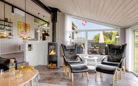 Tinja - 700M from the Sea: Legna, Mobilia, Interior Design, Pavimentazione, Casa, Sedia, Pavimento, Soggiorno, Soffitto, Latifoglie