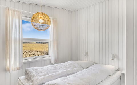 Violeta - 250M from the Sea: Camera Da Letto, Legna, Letto, Interior Design, Pavimento, Bedding, Lenzuolo, Soffitto, Pavimentazione, Telaio Del Letto
