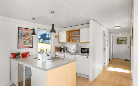 Violeta - 250M from the Sea: Legna, Cucina, Pavimentazione, Soffitto, Pavimento, Interior Design, Controsoffitto, Cabinetry, Elettrodomestico Da Cucina, Color Legno