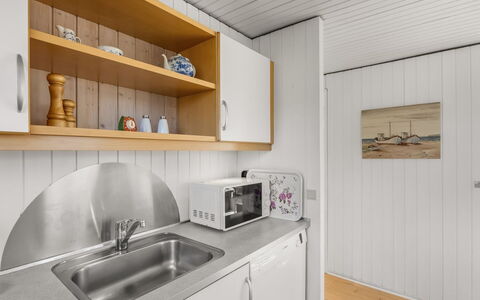 Violeta - 250M from the Sea: Legna, Pavimentazione, Pavimento, Interior Design, Soffitto, Camera, Cucina, Latifoglie, Controsoffitto, Color Legno