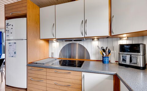 Pertti - 400M from the Sea: Cucina, Elettrodomestico Da Cucina, Controsoffitto, Legna, Apparecchio Major, Pavimentazione, Interior Design, Cabinetry, Lavandino Della Cucina, Elettrodomestico