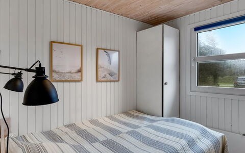 Pertti - 400M from the Sea: Camera Da Letto, Legna, Soffitto, Letto, Interior Design, Lenzuolo, Bedding, Pavimento, Telaio Del Letto, Pavimentazione