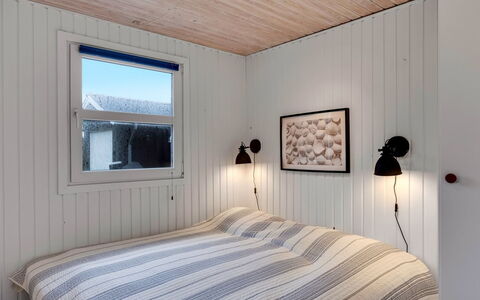 Pertti - 400M from the Sea: Legna, Soffitto, Interior Design, Camera Da Letto, Illuminazione, Lampada, Pavimentazione, Pavimento, Camera, Letto