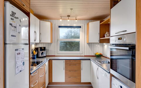 Pertti - 400M from the Sea: Elettrodomestico Da Cucina, Cucina, Apparecchio Major, Pavimentazione, Legna, Interior Design, Controsoffitto, Pavimento, Elettrodomestico, Soffitto