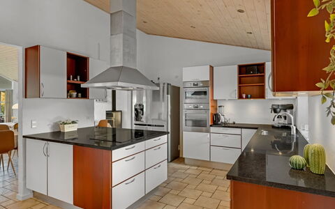 Berenika - 500M from the Sea: Cucina, Pavimentazione, Controsoffitto, Interior Design, Cabinetry, Mobilia, Pavimento, Soffitto, Legna, Elettrodomestico Da Cucina