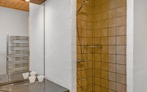 Berenika - 500M from the Sea: Parete, Pavimentazione, Interior Design, Pavimento, Legna, Idraulico Fixture, Soffitto, Illuminazione, Bagno, Idraulico