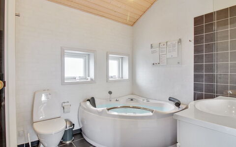 Anett - 400M from the Sea: Idraulico Fixture, Soffitto, Interior Design, Pavimentazione, Bagno, Pavimento, Idraulico, Vasca Da Bagno, Casa, Rubinetto
