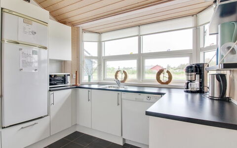 Anett - 400M from the Sea: Cucina, Interior Design, Elettrodomestico Da Cucina, Pavimentazione, Controsoffitto, Legna, Soffitto, Cabinetry, Apparecchio Major, Elettrodomestico