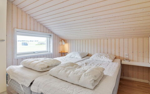 Anett - 400M from the Sea: Legna, Camera Da Letto, Letto, Bedding, Lenzuolo, Soffitto, Telaio Del Letto, Latifoglie, Biancheria, Color Legno