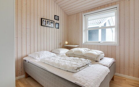 Anett - 400M from the Sea: Legna, Camera Da Letto, Soffitto, Pavimento, Letto, Bedding, Lenzuolo, Camera, Telaio Del Letto, Latifoglie