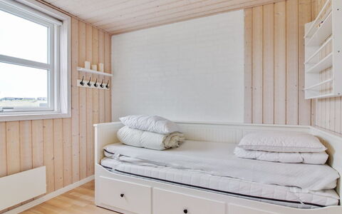 Anett - 400M from the Sea: Mobilia, Legna, Interior Design, Pavimento, Pavimentazione, Letto, Camera Da Letto, Camera, Illuminazione, Soffitto