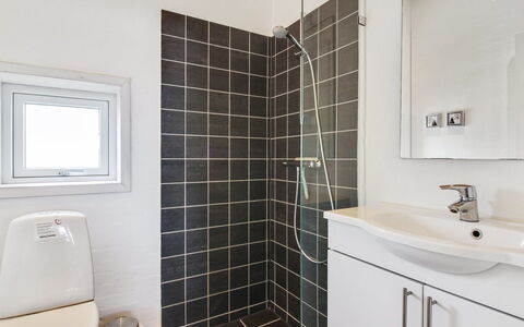 Anett - 400M from the Sea: Parete, Pavimentazione, Idraulico Fixture, Bagno, Interior Design, Pavimento, Toilet Seat, Gabinetto, Soffitto, Illuminazione