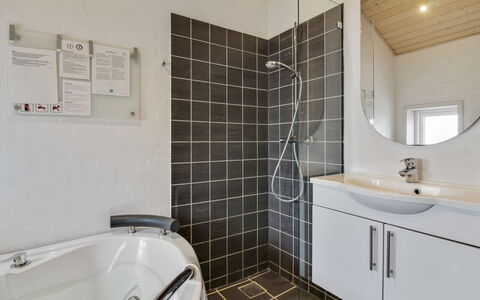 Anett - 400M from the Sea: Idraulico Fixture, Bagno, Pavimentazione, Interior Design, Pavimento, Soffitto, Lavello, Lavandino Del Bagno, Rubinetto, Idraulico