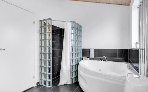 Meino - 1.4Km from the Sea: Interior Design, Pavimentazione, Soffitto, Pavimento, Idraulico Fixture, Camera, Idraulico, Appartamento, Rubinetto, Bagno