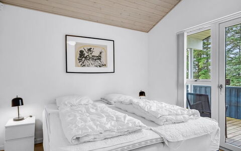 Meino - 1.4Km from the Sea: Legna, Casa, Interior Design, Letto, Camera Da Letto, Congelamento, Bedding, Latifoglie, Telaio Del Letto, Illuminazione Diurna