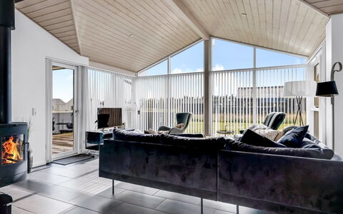 Meino - 1.4Km from the Sea: Soffitto, Casa, Interior Design, Mobilia, Pavimento, Soggiorno, Divano, Villetta, Sedia