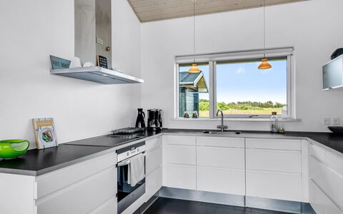 Meino - 1.4Km from the Sea: Cucina, Controsoffitto, Pavimentazione, Elettrodomestico Da Cucina, Interior Design, Cabinetry, Soffitto, Apparecchio Major, Elettrodomestico, Pavimento