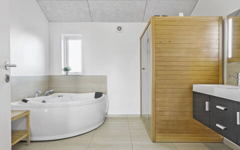 Kirsi - 1.6Km from the Sea: Pavimentazione, Idraulico Fixture, Lavello, Pavimento, Interior Design, Bagno, Rubinetto, Soffitto, Lavandino Del Bagno, Idraulico