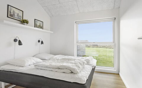 Kirsi - 1.6Km from the Sea: Parete, Camera Da Letto, Soffitto, Interior Design, Letto, Pavimentazione, Pavimento, Lenzuolo, Bedding, Appartamento