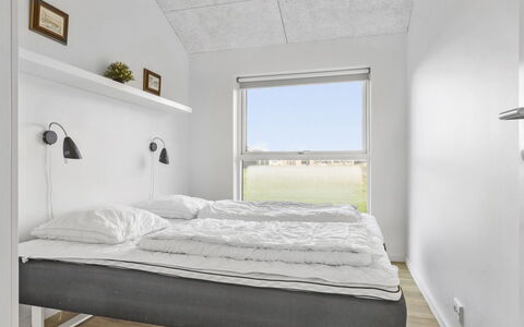 Kirsi - 1.6Km from the Sea: Parete, Camera Da Letto, Legna, Interior Design, Pavimentazione, Letto, Soffitto, Pavimento, Lenzuolo, Camera