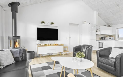 Kirsi - 1.6Km from the Sea: Pavimentazione, Interior Design, Legna, Pavimento, Soffitto, Soggiorno, Mobilia, Divano, Camera, Illuminazione