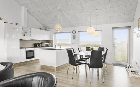 Kirsi - 1.6Km from the Sea: Soffitto, Interior Design, Pavimentazione, Lampada, Pavimento, Appartamento, Camera, Pavimento In Legno, Soggiorno