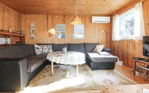 Lis - 300M from the Sea: Mobilia, Interior Design, Pavimentazione, Legna, Divano, Pavimento, Soffitto, Soggiorno, Camera, Illuminazione