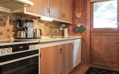 Lis - 300M from the Sea: Cucina, Elettrodomestico Da Cucina, Controsoffitto, Apparecchio Major, Cabinetry, Mobilia, Legna, Interior Design, Pavimentazione, Cucina Stufa