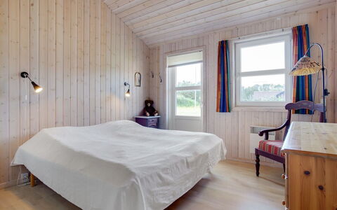 Karlsson - 500M from the Sea: Camera Da Letto, Letto, Pavimentazione, Interior Design, Legna, Pavimento, Soffitto, Lenzuolo, Pavimento In Legno, Bedding