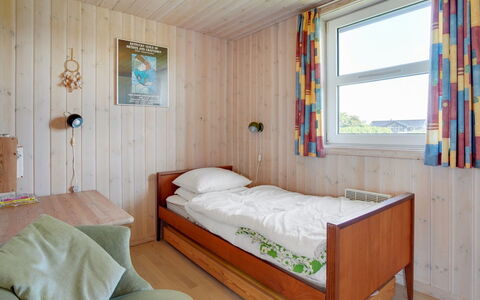 Karlsson - 500M from the Sea: Legna, Camera Da Letto, Interior Design, Letto, Pavimento, Pavimentazione, Mobilia, Soffitto, Camera, Telaio Del Letto