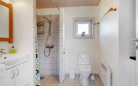 Karlsson - 500M from the Sea: Idraulico Fixture, Pavimentazione, Bagno, Parete, Lavandino Del Bagno, Pavimento, Lavello, Interior Design, Legna, Toilet Seat