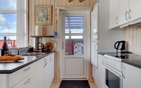 Karlsson - 500M from the Sea: Cucina, Elettrodomestico Da Cucina, Pavimentazione, Apparecchio Major, Legna, Controsoffitto, Interior Design, Pavimento, Cabinetry, Elettrodomestico