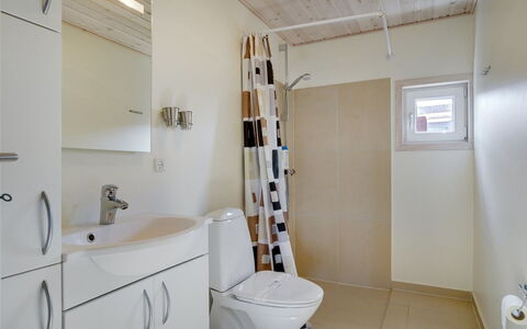 Karlsson - 500M from the Sea: Pavimentazione, Pavimento, Parete, Idraulico Fixture, Bagno, Legna, Interior Design, Toilet Seat, Gabinetto, Lavello