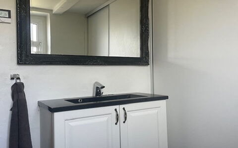 Nara - 500M from the Sea: Lavandino Del Bagno, Idraulico Fixture, Lavello, Rubinetto, Idraulico, Mobiletto Del Bagno, Interior Design, Specchio, Bagno